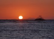 Menikmati Sunrise Anak Krakatau di Pantai Dekat Jakarta, Alternatif Healing Tak Jauh dari Ibu Kota